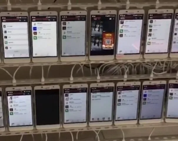 Tak wygląda chińska „farma lajków”. 10 tys. smartfonów w jednym pomieszczeniu