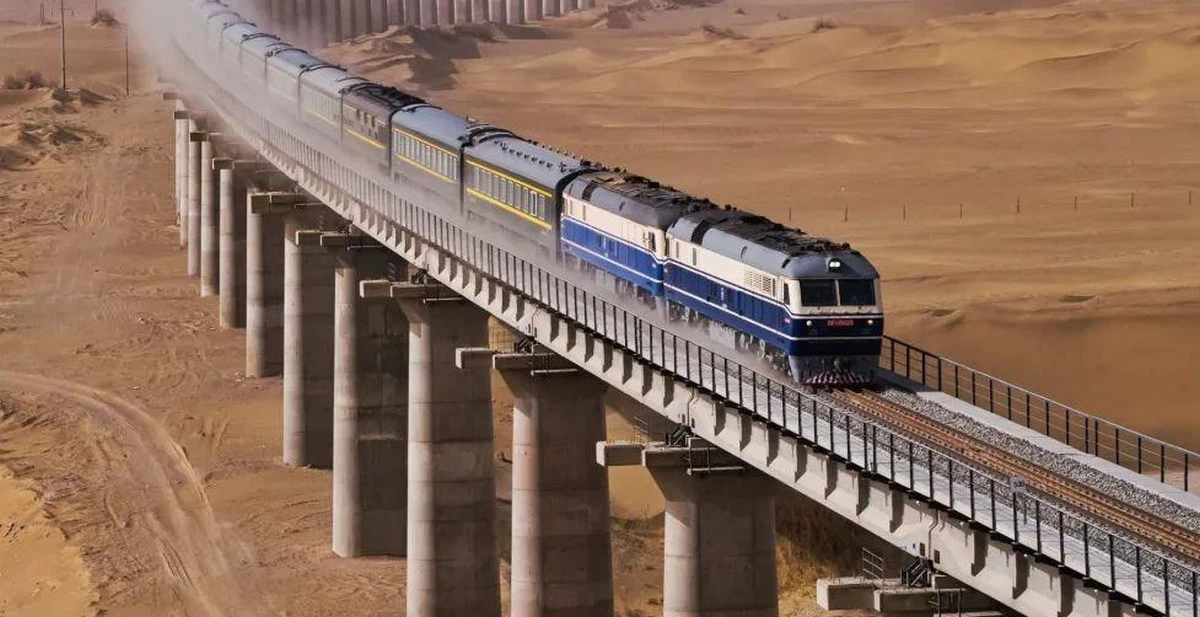 Chiny uruchomiły linię kolejową na pustyni Takla Makan