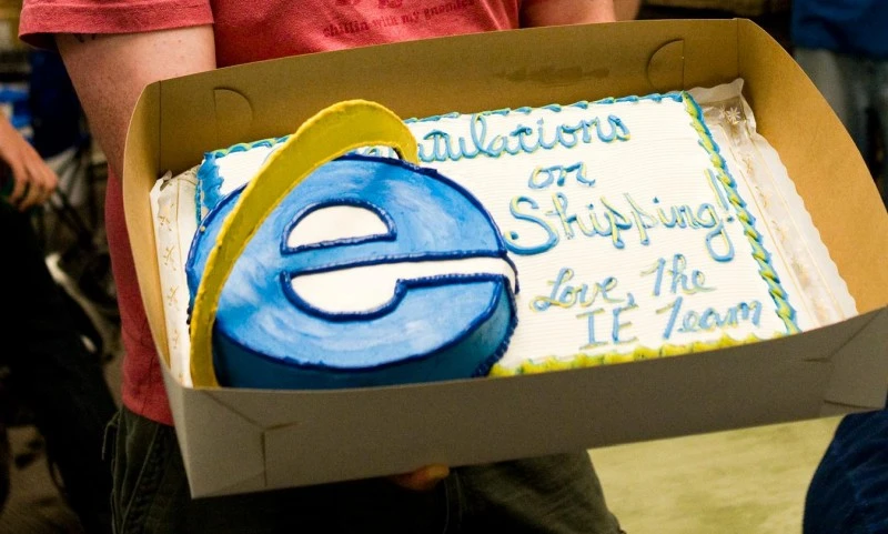 Microsoft, Google i Mozilla wysyłają sobie ciasta z okazji aktualizacji przeglądarek. Skąd ta tradycja?