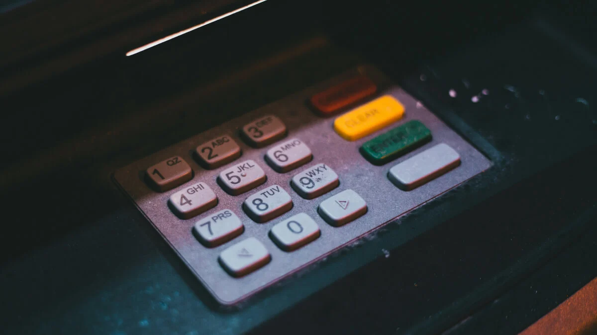 Polacy coraz rzadziej używają bankomatów. Dlaczego tak jest?