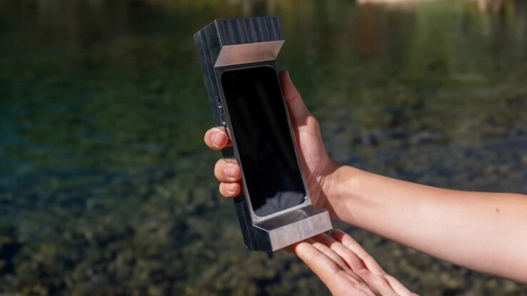 Ta obudowa sprawi, że odłożysz smartfon. Waży tyle, co kostka brukowa