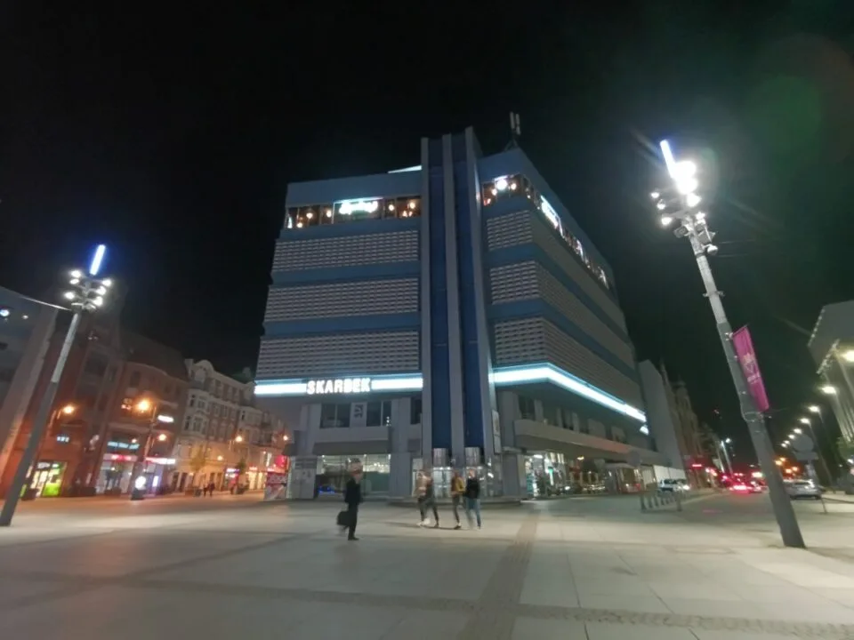 Aparat ultraszerokokątny nocą