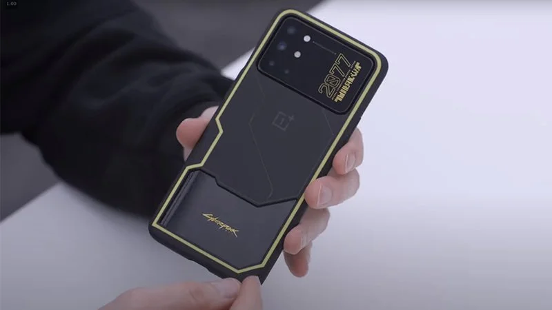 Unboxing OnePlus 8T x Cyberpunk 2077 Edition. Smartfon robi wrażenie (wideo)