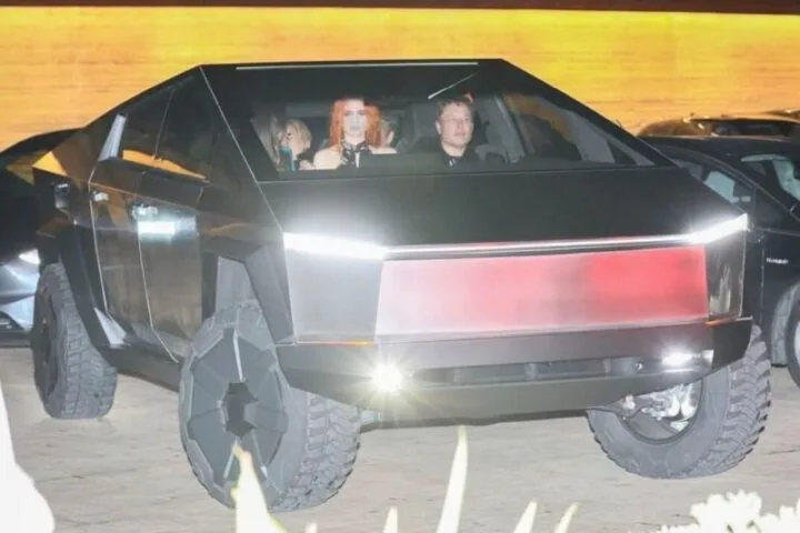 Elon Musk jeździł Cybertruckiem po Los Angeles i zaliczył kolejną wpadkę [wideo]