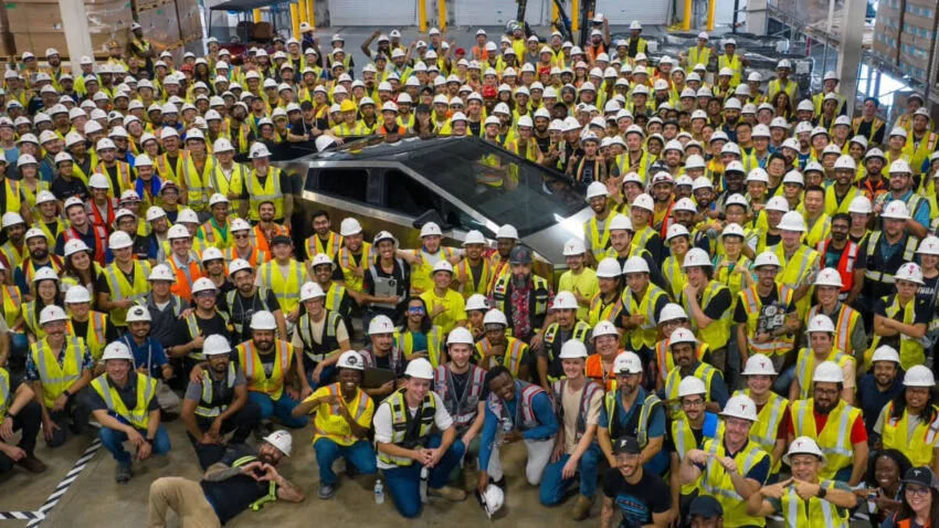 Pierwszy egzemplarz Cybertrucka wyprodukowany. Tesla świętuje sukces