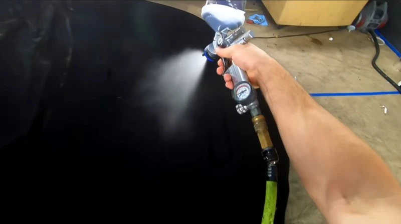 Pomalował samochód jedną z najczarniejszych farb świata. Efekt powala