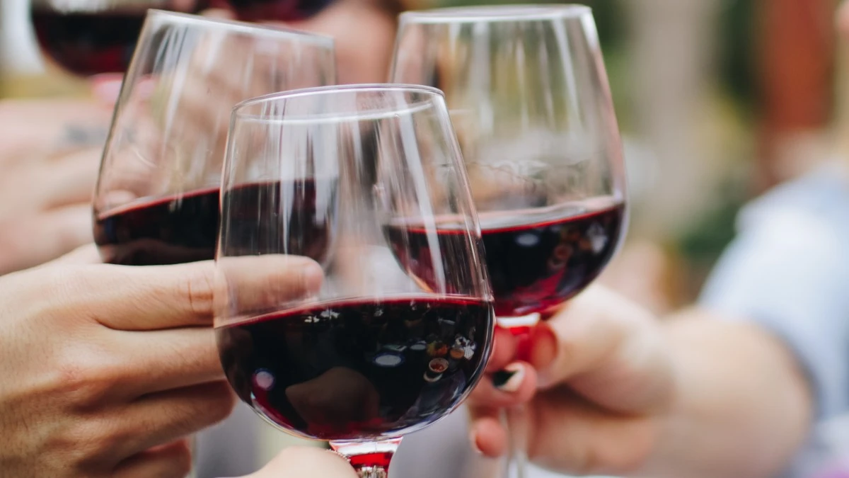 Dlaczego po czerwonym winie tak bardzo boli głowa? Naukowcy mają odpowiedź