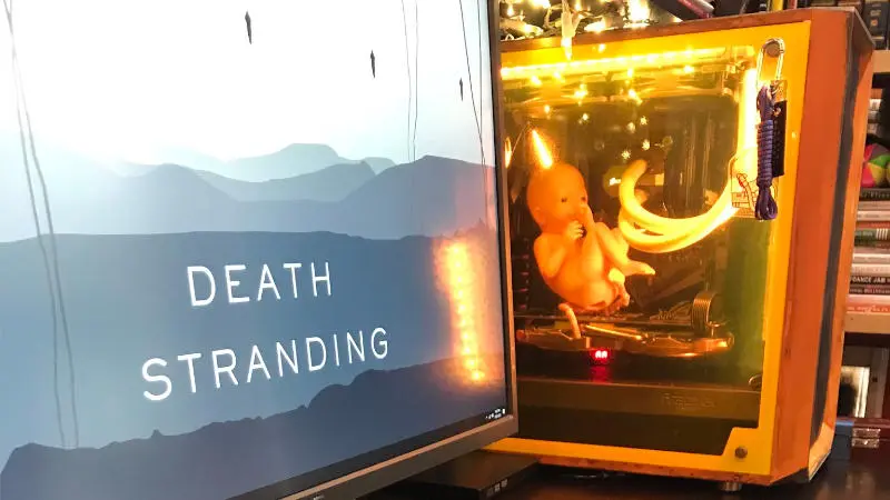 PC z płodem stylizowany na Death Stranding. Jest klimatycznie