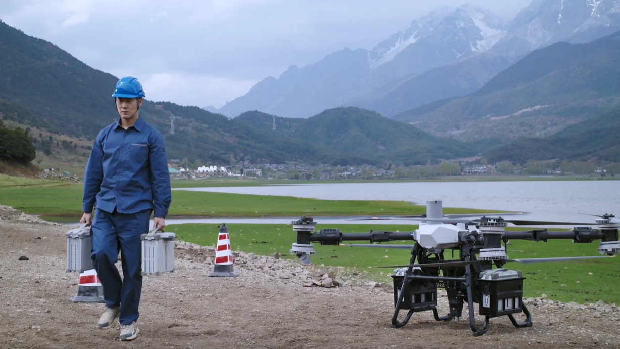 Latająca bestia od DJI. FlyCart 100 dźwiga 100 kg i ma własny system spadochronowy