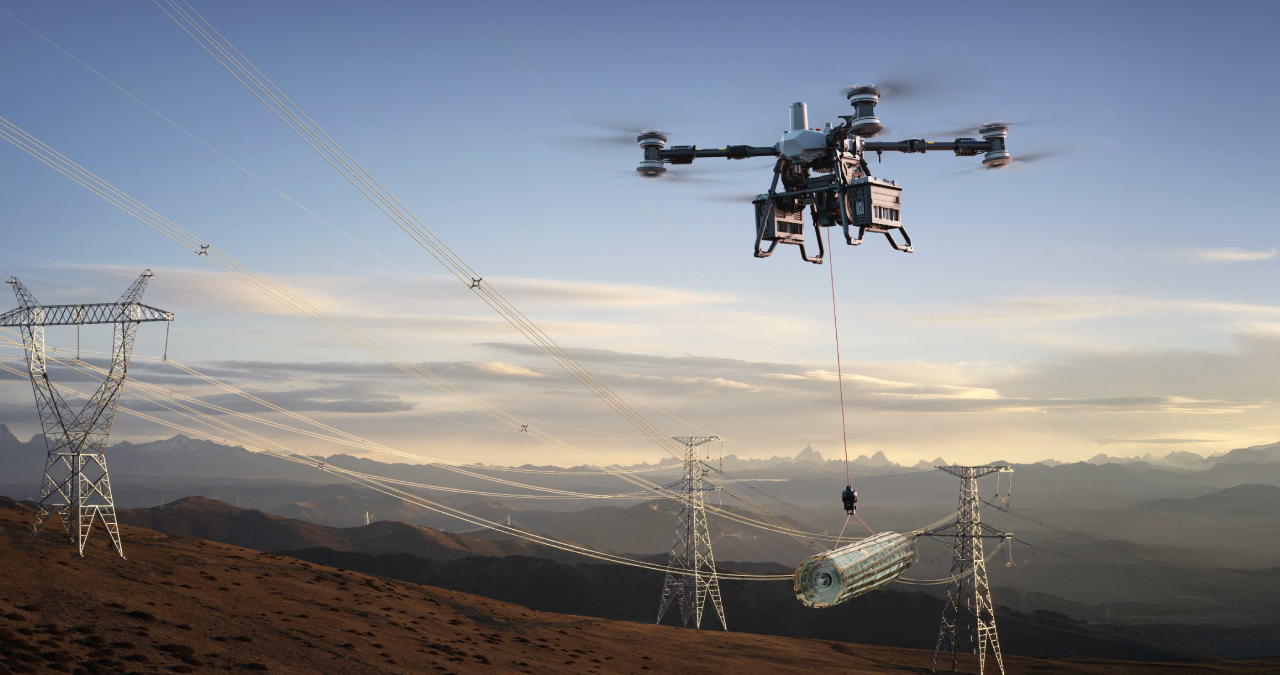 Latająca bestia od DJI. FlyCart 100 dźwiga 100 kg i ma własny system spadochronowy