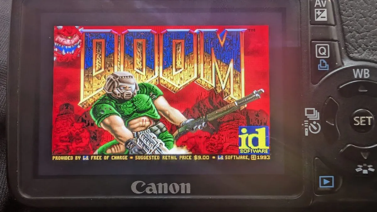 DOOM odpalony na aparacie. Canon 550D to teraz konsola do gier
