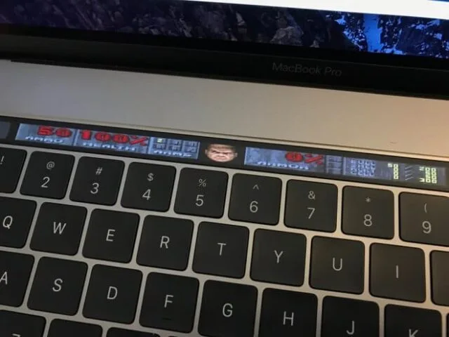 Doom uruchomiony na… panelu dotykowym MacBooka Pro