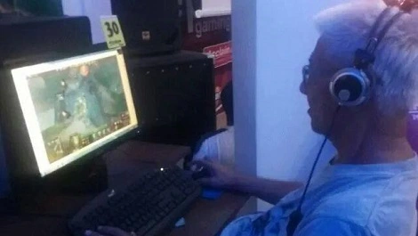 66-latek gra w DotA 2, bo tak zalecił mu lekarz