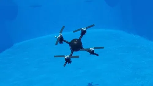 dron który pływa i lata