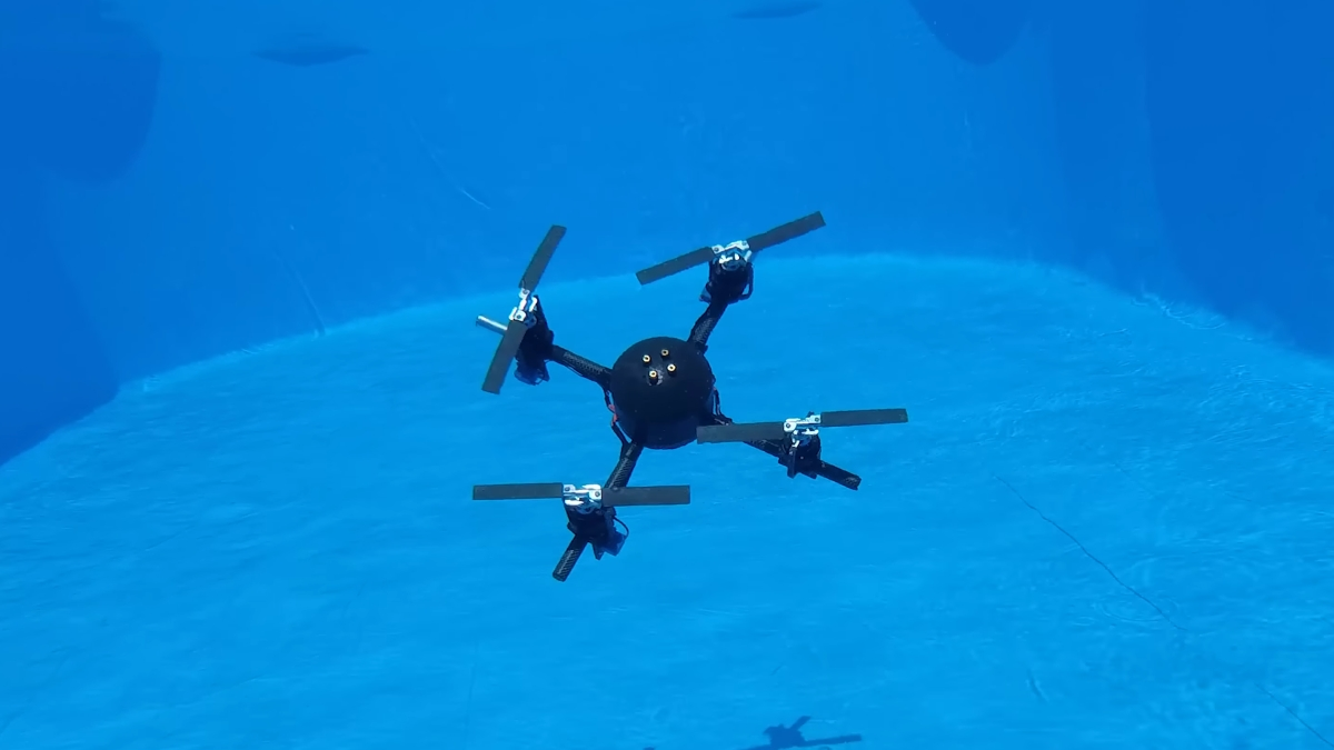 Lata, pływa i wraca w powietrze. Ten niesamowity dron to dzieło m.in. polskich studentów