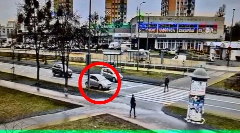 Policyjny dron namierza kierowców, którzy popełniali wykroczenia wobec pieszych (wideo)