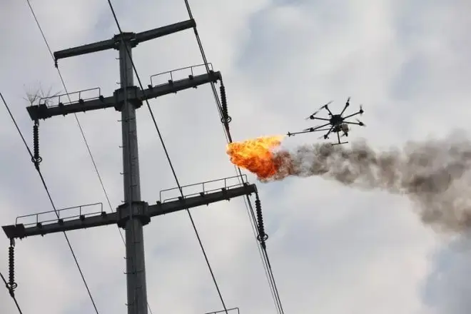 Dron z miotaczem ognia? W Chinach korzysta się z nich do usuwania śmieci