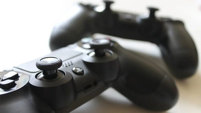 Kontroler do PlayStation 5 będzie można ładować bezprzewodowo? Wskazuje na to najnowszy patent