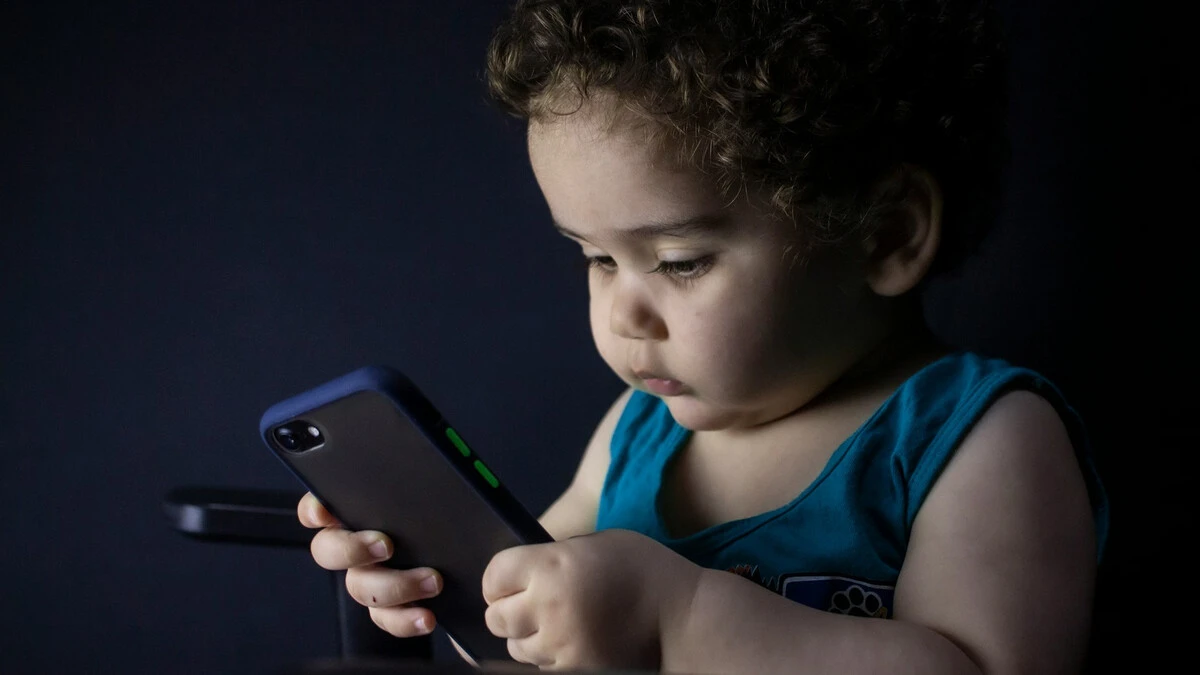 Trzylatki nie rozstają się ze smartfonem. Szokujące wyniki  raportu „Bezradni w sieci?”