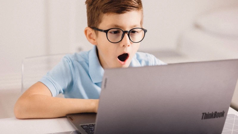 Dzieciństwo przed ekranami. Badanie LEGO smuci