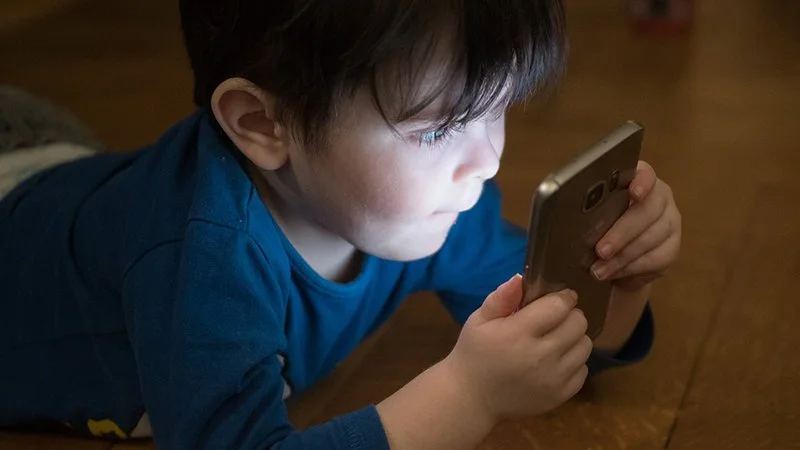 Według raportu, dzieci spędzają ponad 30 godzin tygodniowo na korzystaniu ze smartfona