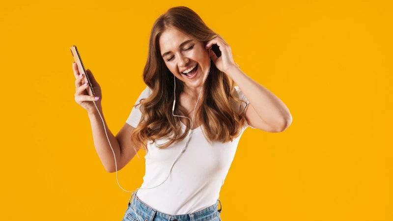 Czy smartfon bez ładowarki i słuchawek to dobry pomysł? [Opinia]