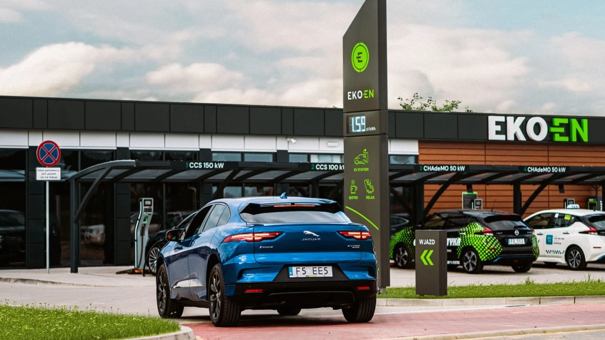 W Warszawie stanęła duża stacja ładowania samochodów elektrycznych. Podoba mi się