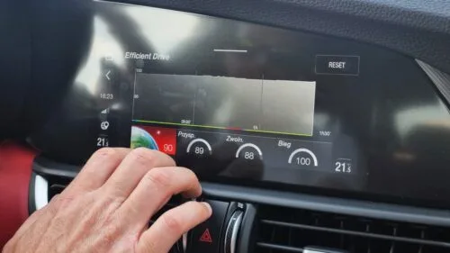 Ekrany dotykowe zawładnęły samochodami. EURO NCAP mówi „STOP”