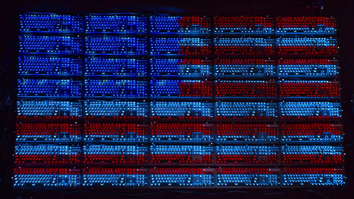 To nie ekran LED, tylko ściana wyłożona klawiaturami. Odpalił na niej nawet Dooma i Crysisa