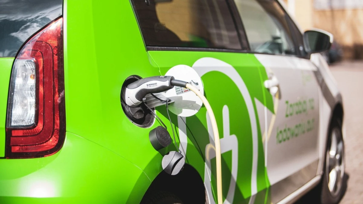 1,5 miliona aut elektrycznych do 2030 roku w Polsce? Tak mówi prognoza
