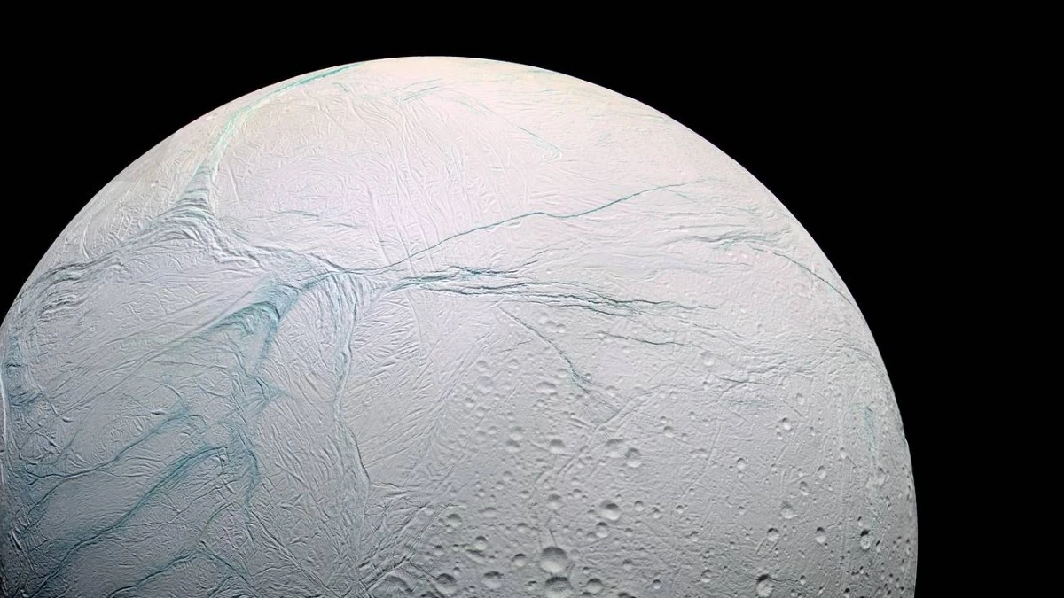 Księżyc Saturna wystrzelił w kosmos rekordowo wielki pióropusz lodu. 20 razy większy niż on sam