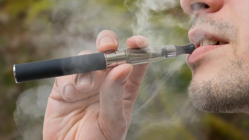 Niebezpieczne e-papierosy w Polsce. UOKiK ostrzega przed tymi modelami
