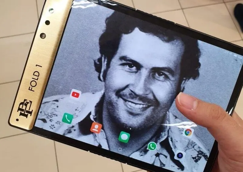 Półnagie modelki reklamują Escobar Fold 1 – składany smartfon od brata Pablo Escobara [wideo]