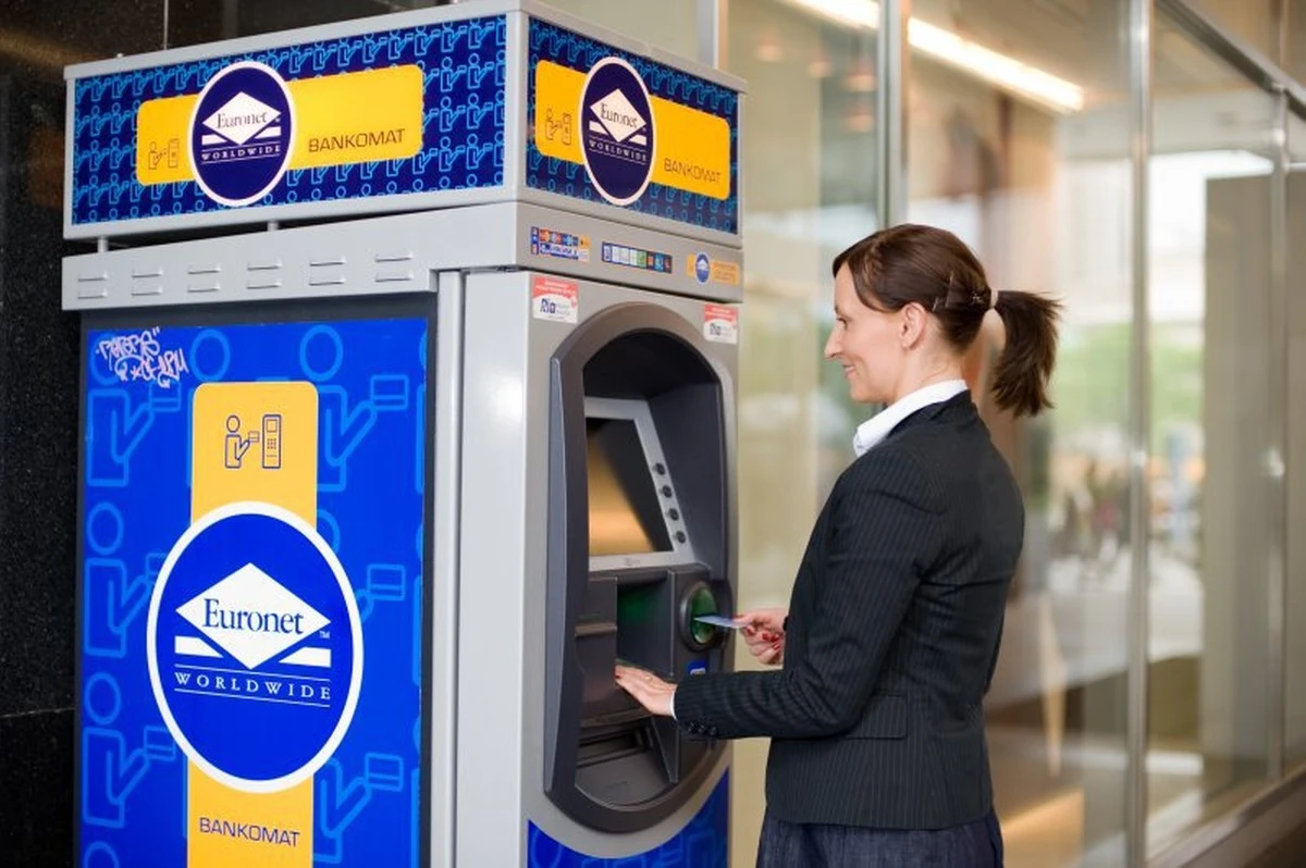 Euronet obniżył limit wypłat z bankomatów. Gotówka powoli odchodzi w niepamięć