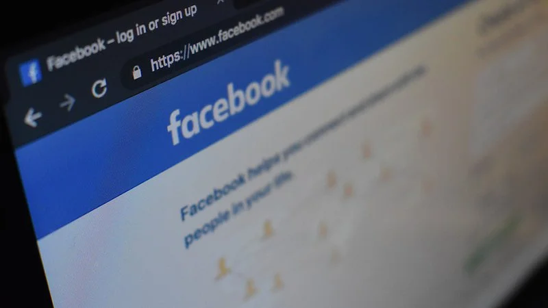 Francja chce zmusić Facebooka do usunięcia „mowy nienawiści” z portalu