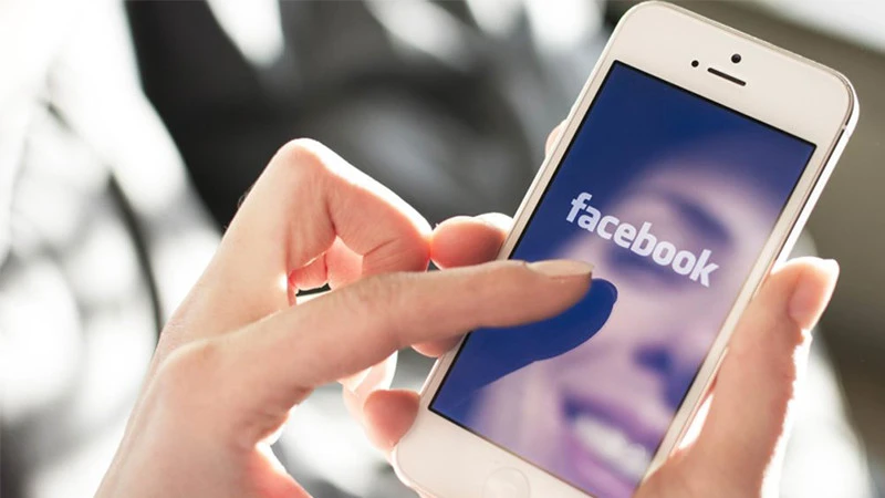 Facebook coraz częściej „dodawany” do urządzeń z Androidem jako fabryczna aplikacja