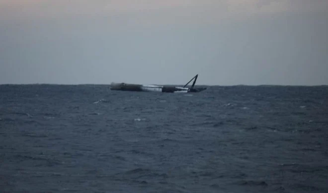 Miała ulec zniszczeniu, a przetrwała lądowanie w wodzie. Rakieta SpaceX w akcji