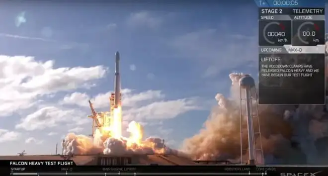 Falcon Heavy wystartował. Tesla Roadster leci w kierunku Marsa