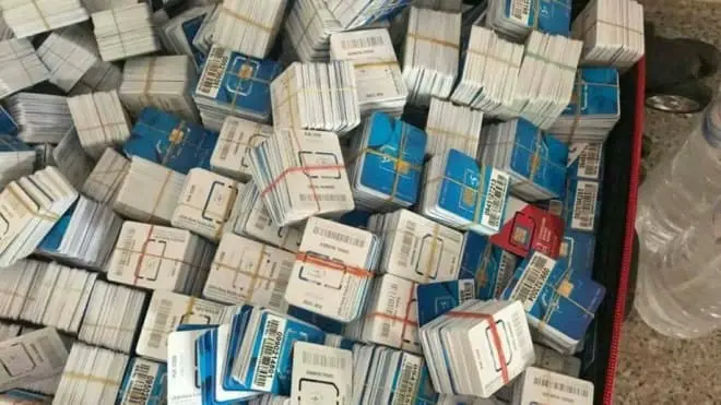 Policjanci rozbili ogromną farmę lajków. Skonfiskowano 350 tys. kart SIM