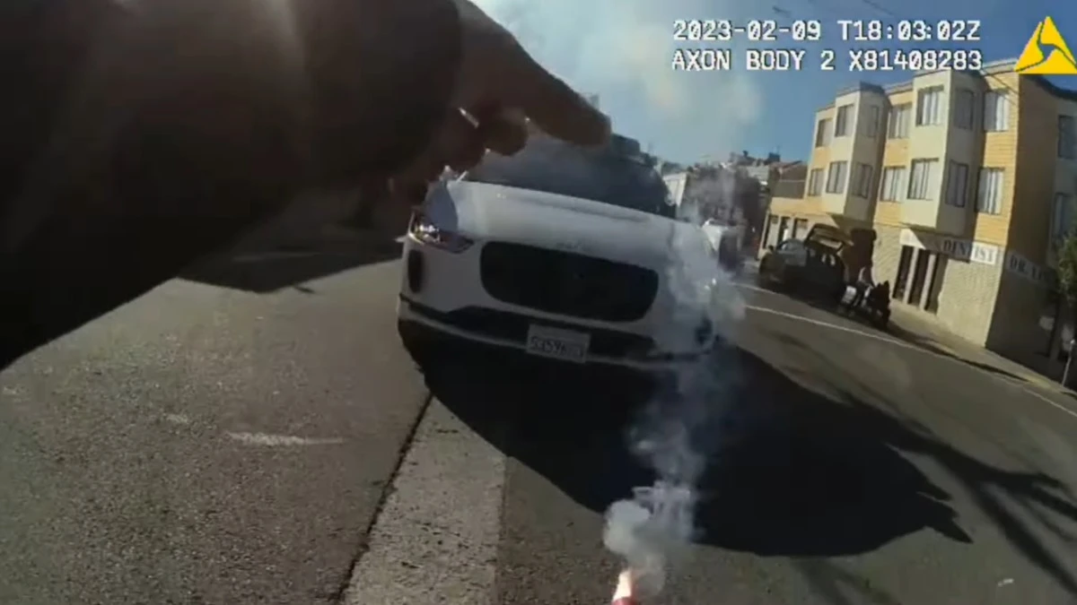 Autonomiczne samochody zachowują się jak cielaki. Kuriozalne nagranie z policyjnej kamery