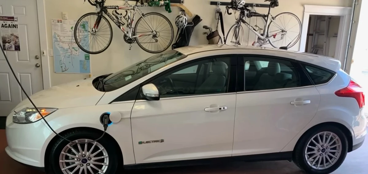 Kupili auto elektryczne. Cena nowej baterii była szokiem. Oferta dealera również