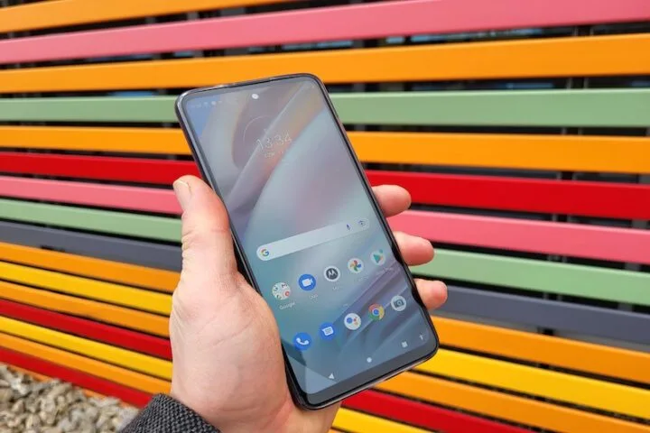 Test Motorola moto g60. Ten smartfon zaskoczy czasem pracy i ogólnymi możliwościami