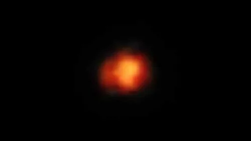 Ta czerwona plama to oficjalnie jedna z najstarszych znanych galaktyk