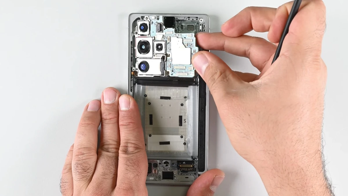 Galaxy S25 Ultra oceniony przez iFixit. W kwestii naprawialności jest lepiej, ale…