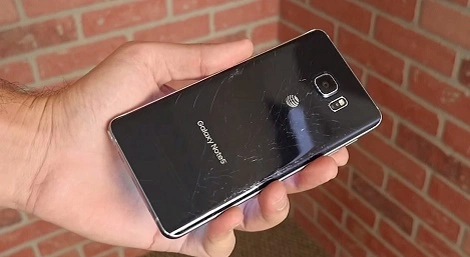 Co się stanie, gdy upuścisz Galaxy Note 5? (wideo)