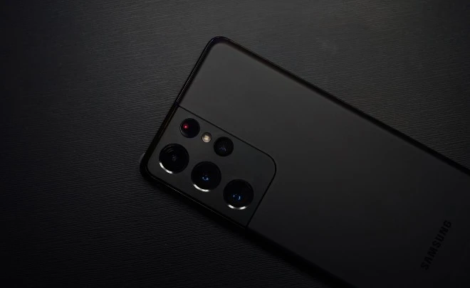 Samsung Galaxy S21 Ultra rozładowuje się szybciej od… chodzenia z nim w kieszeni