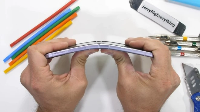 Samsung Galaxy Z Flip 3 w teście wytrzymałości. Nie spodziewałem się, że tak mu pójdzie