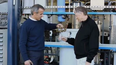 Bill Gates wypił wodę wyprodukowaną z ludzkich odchodów (wideo)