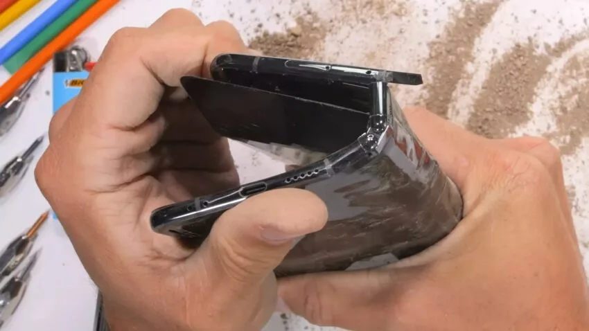 Składany smartfon Google zmasakrowany w teście wytrzymałości JerryRigEverything