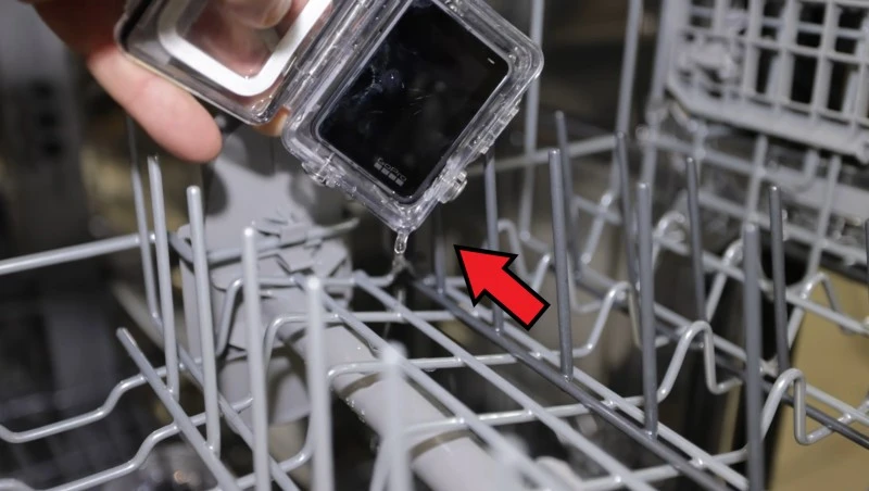 YouTuber zamontował GoPro w zmywarce. Film wygląda przedziwnie (wideo)